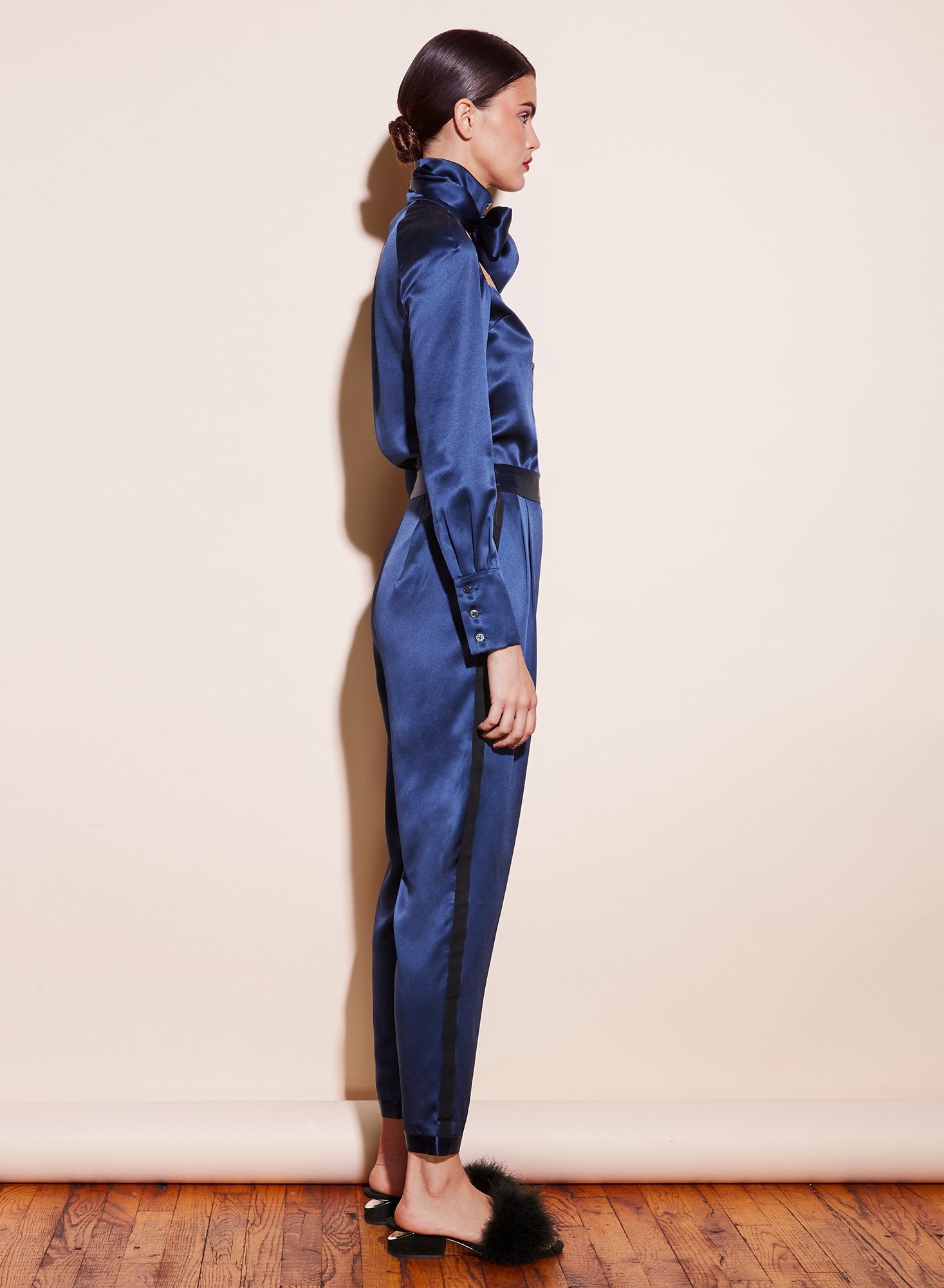 Tie Neck Décolleté Blouse